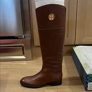 Tory Burch Brown Leather Shoe with Gold Double-T Medallion